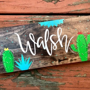 Signo de nombre de cactus, letrero de madera pintado a mano, letrero de habitación de bebé con diseño de cactus, letrero de madera personalizado, letrero de madera suculenta