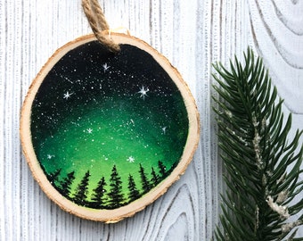 Ornement de Noël rustique Galaxy Wood Slice 2023, Ornement de ciel nocturne vert forêt, Ornement peint à la main, Ornement unique en son genre