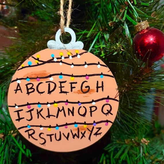 ストレンジャー・シングスのクリスマスオーナメント、アルファベット