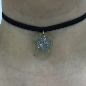 Schwarzer Samt Halsband mit Frankreich 10 Franken Münze