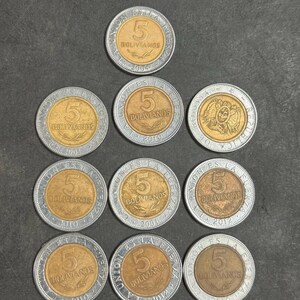 Puede incluir: Una colección de diez monedas bimetálicas de 5 bolivianos dispuestas en cuadrícula. Cada moneda presenta un centro dorado con el número 5 y el texto BOLIVIANOS, rodeado por un anillo exterior plateado con el texto LA UNION ES LA FUERZA.
