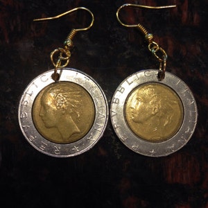 Könnte beinhalten: Ein Paar Ohrringe aus Gold und Silber mit italienischen Lira-Münzen. Die Münzen zeigen auf der einen Seite ein Porträt einer Frau und auf der anderen Seite die Worte "Repubblica Italiana".