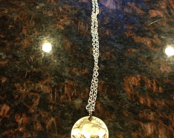 Collar con moneda de níquel Buffalo con la imagen del búfalo.