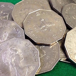 Moneda de Hong Kong de 5 dólares, decagonal, de época QEII, KM# 39 (tipo 1976-1979)