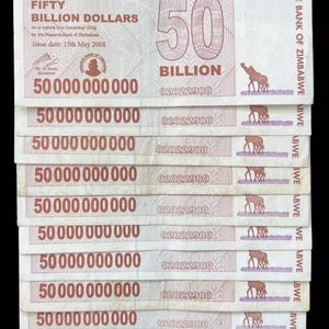 Peut inclure: Une pile de billets de cinquante milliards de dollars zimbabwéens. Chaque billet porte l'inscription "FIFTY BILLION DOLLARS" et le logo de la Reserve Bank of Zimbabwe. Les billets sont principalement blancs avec du texte rouge et une illustration de girafe.