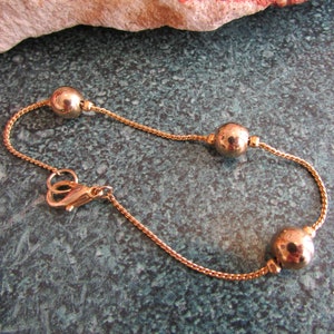 Pulsera vintage de cadena de cuerda y 9 cuentas en tono dorado