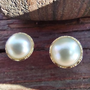 Schöne Vintage 14K Gold Natürliche MABE PERLE Ohrstecker