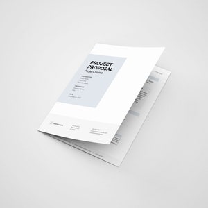 Puede incluir: Una plantilla de propuesta de proyecto blanca con el t&iacute;tulo "Project Proposal" y el texto "Project Name" en negro. El documento est&aacute; doblado por la mitad y se ve la esquina inferior derecha.