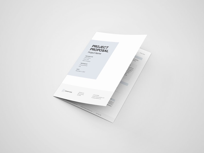 Puede incluir: Una plantilla de propuesta de proyecto blanca con el t&iacute;tulo "Project Proposal" y el texto "Project Name" en negro. El documento est&aacute; doblado por la mitad y se ve la esquina inferior derecha.