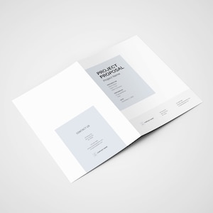 Puede incluir: Una propuesta de proyecto en papel blanco doblado con el texto "PROJECT PROPOSAL" y "Project Title" en negro. El texto "CONTACT US" est&aacute; en el lado izquierdo de la p&aacute;gina.