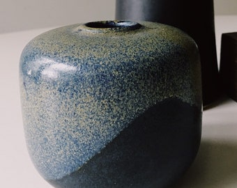 サイン入りスタジオ陶器花瓶：ミッドセンチュリーモダンナイトスカイ 