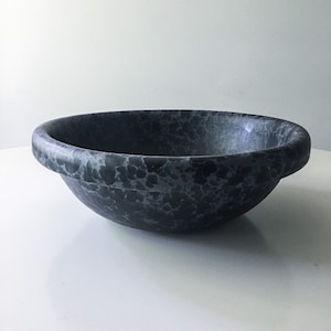 Może przedstawiać: Duża, czarna, cętkowana ceramiczna miska z zaokrąglonym brzegiem.