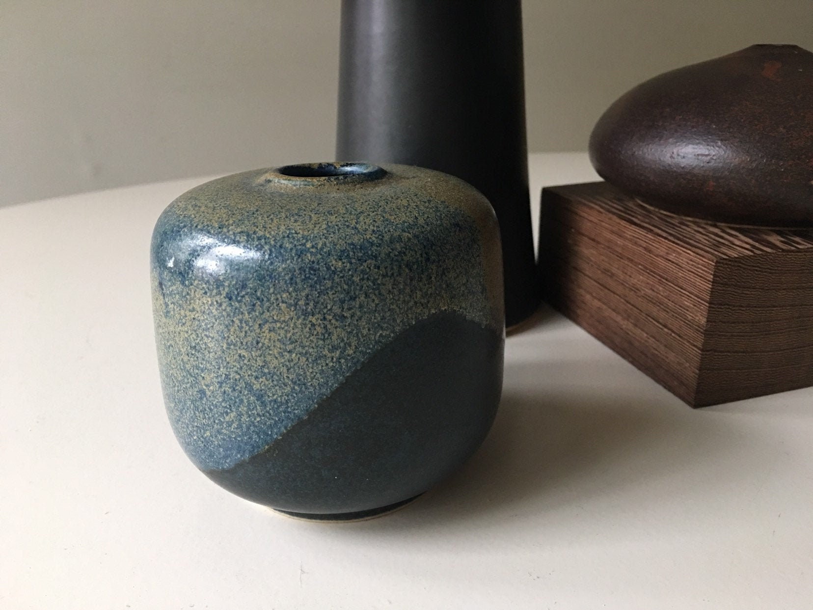 サイン入りスタジオ陶器花瓶：ミッドセンチュリーモダンナイトスカイ 