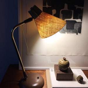 Gerald Thurston per Lightolier Modernist Brass and Grasscloth Lamp Vintage Mid century Table Desk immagine 2