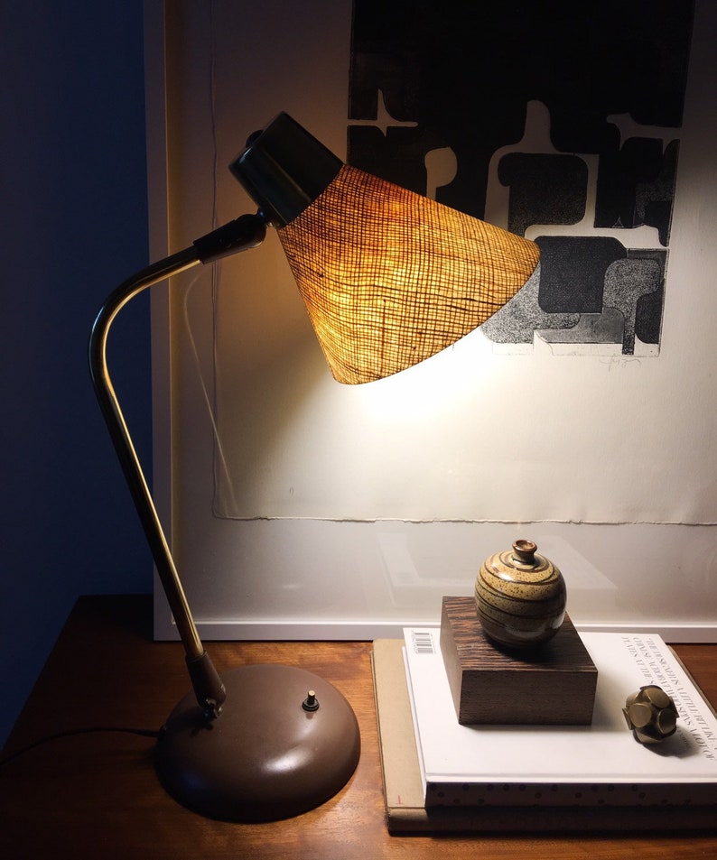 Gerald Thurston per Lightolier Modernist Brass and Grasscloth Lamp Vintage Mid century Table Desk immagine 2