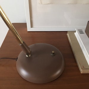 Gerald Thurston per Lightolier Modernist Brass and Grasscloth Lamp Vintage Mid century Table Desk immagine 4