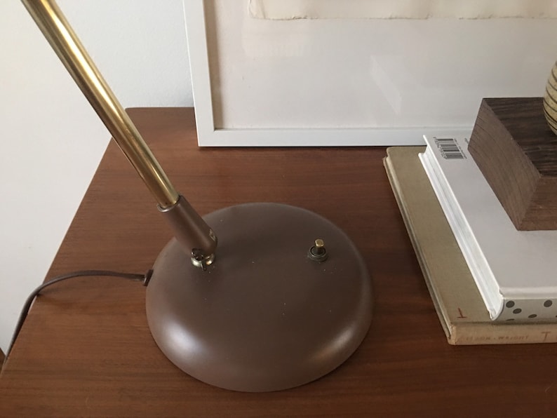 Gerald Thurston voor Lightolier Modernist Brass en Grasscloth Lamp Vintage Mid century Table Desk afbeelding 4