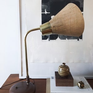 Gerald Thurston voor Lightolier Modernist Brass en Grasscloth Lamp Vintage Mid century Table Desk afbeelding 3