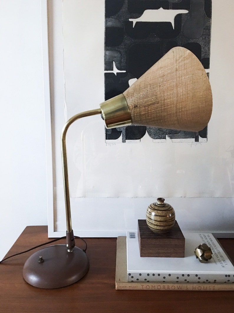 Gerald Thurston per Lightolier Modernist Brass and Grasscloth Lamp Vintage Mid century Table Desk immagine 3