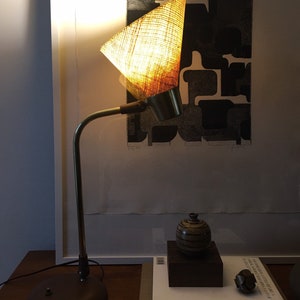Gerald Thurston per Lightolier Modernist Brass and Grasscloth Lamp Vintage Mid century Table Desk immagine 7