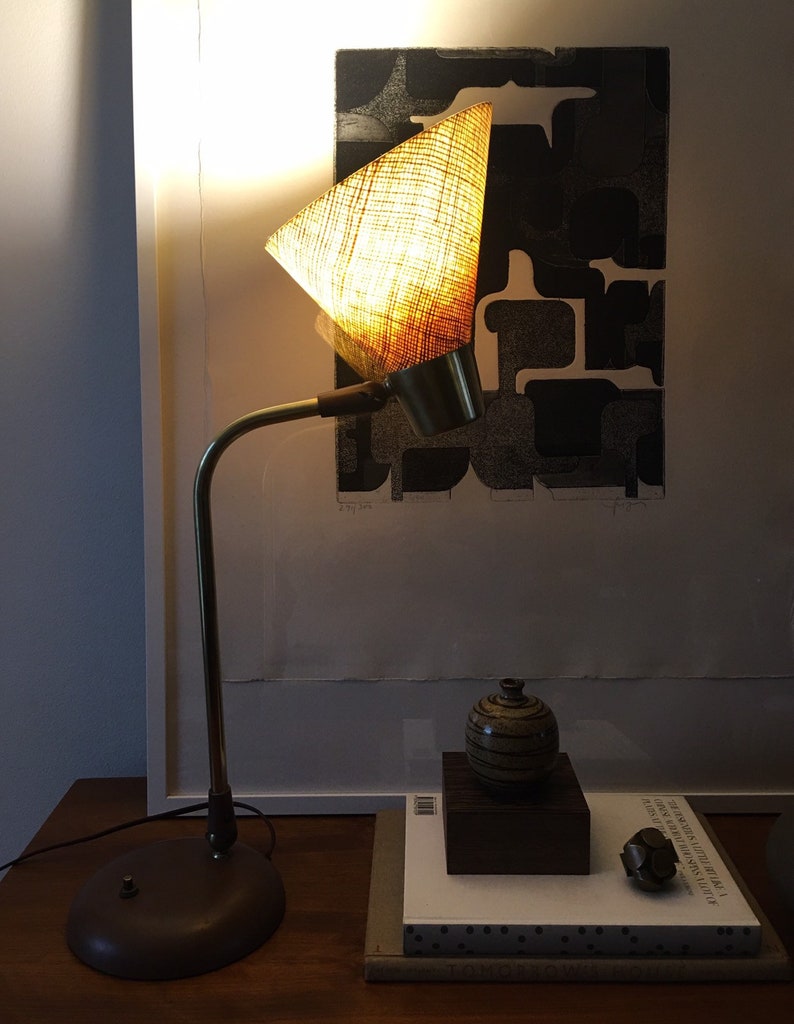Gerald Thurston per Lightolier Modernist Brass and Grasscloth Lamp Vintage Mid century Table Desk immagine 7