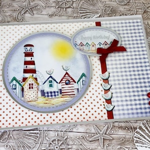 Joyeux anniversaire - carte de voeux faite main avec scène côtière, cabines de plage et carte phare, jolie carte bord de mer