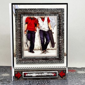 Profitez de votre anniversaire - Carte de voeux faite main pour l'anniversaire d'un adolescent avec une image de planchistes. Carte garçon skateur. Référence : KT12