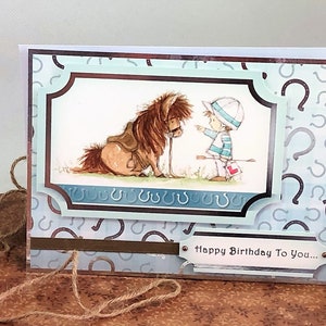 Joyeux anniversaire... - Carte d'anniversaire faite main avec l'image d'un enfant et de son cheval, carte de poney, équitation. Code : KT06