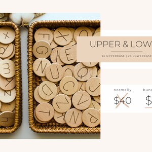 Op de afbeelding: Twee rieten manden gevuld met houten alfabettegels. De tegels zijn in zowel hoofdletters als kleine letters. De tekst "UPPER & LOWER" wordt boven de manden weergegeven. De tekst "26 UPPERCASE | 26 LOWERCASE" wordt onder de tekst "UPPER & LOWER" weergegeven. De tekst "normaal &euro; 40" is doorgestreept en de tekst "pakketprijs &euro; 35" is onderstreept.