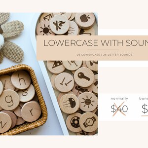 Op de afbeelding: Houten tegels met kleine letters en bijbehorende geluidspictogrammen, zoals een zon voor de letter 's'. De tegels bevinden zich in een geweven mand. De tekst 'LOWERCASE WITH SOUNDS' wordt boven de mand weergegeven. De tekst '26 LOWERCASE | 26 LETTER SOUNDS' wordt onder de mand weergegeven. De tekst 'normaal &euro;40' is doorgestreept en de tekst 'pakketprijs &euro;35' is onderstreept.