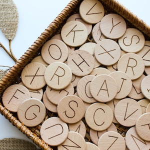 Monedas con letras mayúsculas / ÉXITO DE VENTAS / alfabeto grabado, alfabeto magnético, monedas de madera, imanes con letras, educación en el hogar, montessori