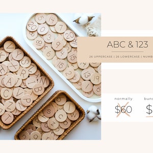 Op de afbeelding: Een set houten alfabet- en cijfertegels in drie rieten manden. De tegels zijn gegraveerd met hoofdletters en kleine letters en cijfers 0-20. De tekst "ABC & 123" wordt boven de manden weergegeven. De tekst "26 HOOFDLETTERS | 26 KLEINE LETTERS | CIJFERS 0-20" wordt onder de tekst "ABC & 123" weergegeven. De tekst "normaal &euro; 60" is doorgestreept en de tekst "pakketprijs &euro; 45" is onderstreept.