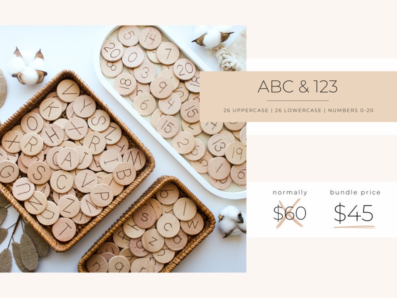 Op de afbeelding: Een set houten alfabet- en cijfertegels in drie rieten manden. De tegels zijn gegraveerd met hoofdletters en kleine letters en cijfers 0-20. De tekst "ABC & 123" wordt boven de manden weergegeven. De tekst "26 HOOFDLETTERS | 26 KLEINE LETTERS | CIJFERS 0-20" wordt onder de tekst "ABC & 123" weergegeven. De tekst "normaal &euro; 60" is doorgestreept en de tekst "pakketprijs &euro; 45" is onderstreept.