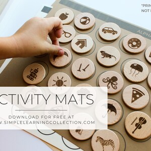 Op de afbeelding: Een set houten activiteitenmatten met verschillende afbeeldingen, waaronder een zon, een octopus, een pizzapunt, een zebra en een viool. De tekst "ACTIVITY MATS" is in wit op een zwarte achtergrond gedrukt. De tekst "DOWNLOAD FOR FREE AT WWW.SIMPLELEARNINGCOLLECTION.COM" is onder de titel gedrukt. De tekst "*PRINTED MATS NOT INCLUDED" is in de rechterbovenhoek gedrukt. De tekst "ALPHABET | LETTER" is in de rechterbovenhoek gedruckt.