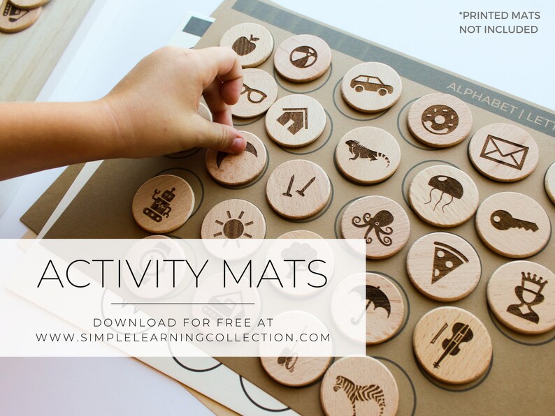 Op de afbeelding: Een set houten activiteitenmatten met verschillende afbeeldingen, waaronder een zon, een octopus, een pizzapunt, een zebra en een viool. De tekst "ACTIVITY MATS" is in wit op een zwarte achtergrond gedrukt. De tekst "DOWNLOAD FOR FREE AT WWW.SIMPLELEARNINGCOLLECTION.COM" is onder de titel gedrukt. De tekst "*PRINTED MATS NOT INCLUDED" is in de rechterbovenhoek gedrukt. De tekst "ALPHABET | LETTER" is in de rechterbovenhoek gedruckt.