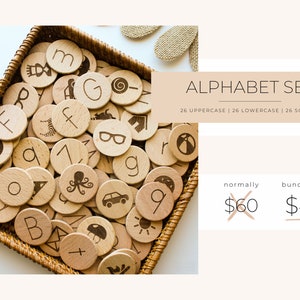 Op de afbeelding: Een set houten alfabettegels in een rieten mand. Elke tegel heeft een letter van het alfabet en een bijbehorend plaatje. De tegels zijn in willekeurige volgorde gerangschikt. De tekst "ALPHABET SET" wordt boven de mand weergegeven, samen met de tekst "26 UPPERCASE | 26 LOWERCASE | 26 SOUNDS". De tekst "normaal &euro;60 bundelprijs &euro;45" wordt rechts van de mand weergegeven.