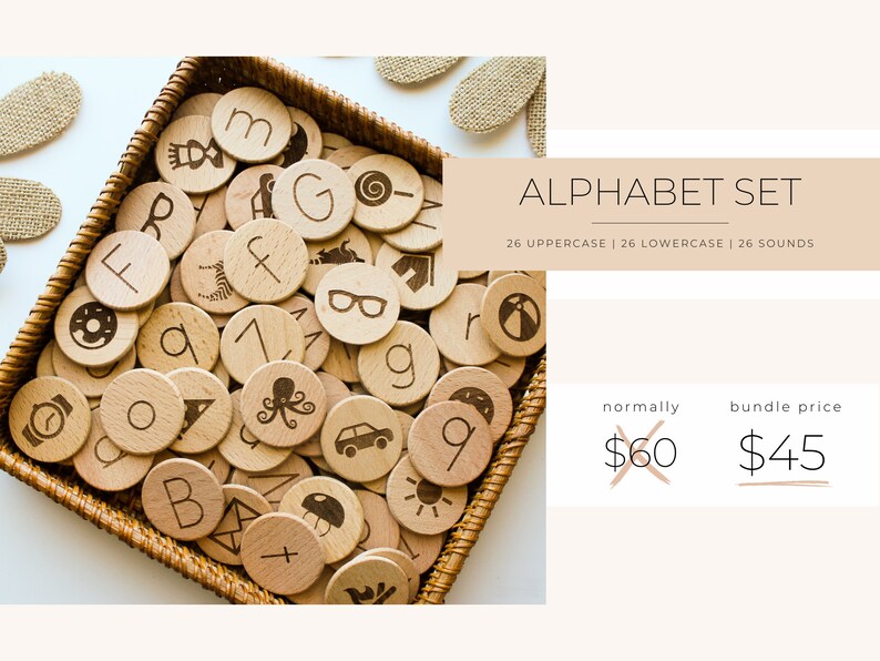 Op de afbeelding: Een set houten alfabettegels in een rieten mand. Elke tegel heeft een letter van het alfabet en een bijbehorend plaatje. De tegels zijn in willekeurige volgorde gerangschikt. De tekst "ALPHABET SET" wordt boven de mand weergegeven, samen met de tekst "26 UPPERCASE | 26 LOWERCASE | 26 SOUNDS". De tekst "normaal &euro;60 bundelprijs &euro;45" wordt rechts van de mand weergegeven.