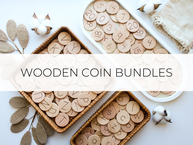 Op de afbeelding: Drie rieten manden gevuld met houten munten met letters en cijfers. De munten zijn in een willekeurig patroon gerangschikt. De tekst "WOODEN COIN BUNDLES" wordt in het midden van de afbeelding weergegeven.