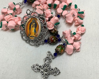Rosario católico de Nuestra Señora de Guadalupe: Rosas de arcilla polimérica y cuentas de jaspe.