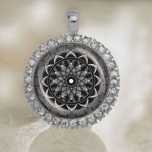 Mandala heilige geometrie-medaille. Zwart-wit/blauwe Flower of Life-hanger