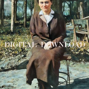 Puede incluir: Una mujer con un abrigo y una falda marrones está sentada en una silla en un entorno boscoso. Tiene una expresión seria mientras mira directamente a la cámara. El fondo está desenfocado.