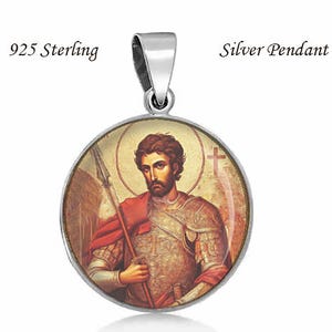 Könnte beinhalten: Runder Silberanhänger mit dem Bild eines Mannes in Rüstung, der einen Speer hält. Der Anhänger hat oben eine silberne Öse. Der Text "925 Sterling" und "Silver Pendant" sind sichtbar.