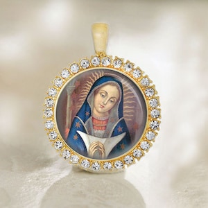 Nuestra Señora de la Altagracia Virgen María en un Nacimiento Medalla Católica Colgante Tono Dorado.