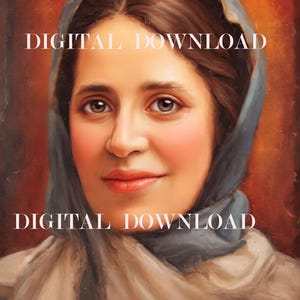 Op de afbeelding: Een schilderij van een vrouw met bruin haar die een blauwe hoofddoek draagt. Ze kijkt de kijker recht aan met een zachte glimlach. De achtergrond is warm oranje.