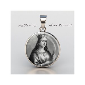 Può includere: Un ciondolo d'argento con un'immagine in bianco e nero di una donna che indossa una corona e tiene uno scettro. Il ciondolo è rotondo e ha l'iscrizione '925 Sterling'.