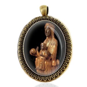 Medalla católica de Nuestra Señora de Montserrat. Colgante ovalado grande en tono bronce de la Virgen de Montserrat.