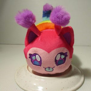 Aphmau MeeMeows 8" Long Caterpillar Cat Mystery Safari Series Rainbow Plush immagine 1