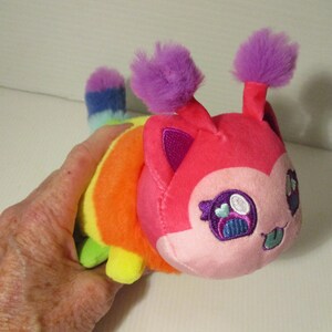 Aphmau MeeMeows 8" Long Caterpillar Cat Mystery Safari Series Rainbow Plush immagine 7