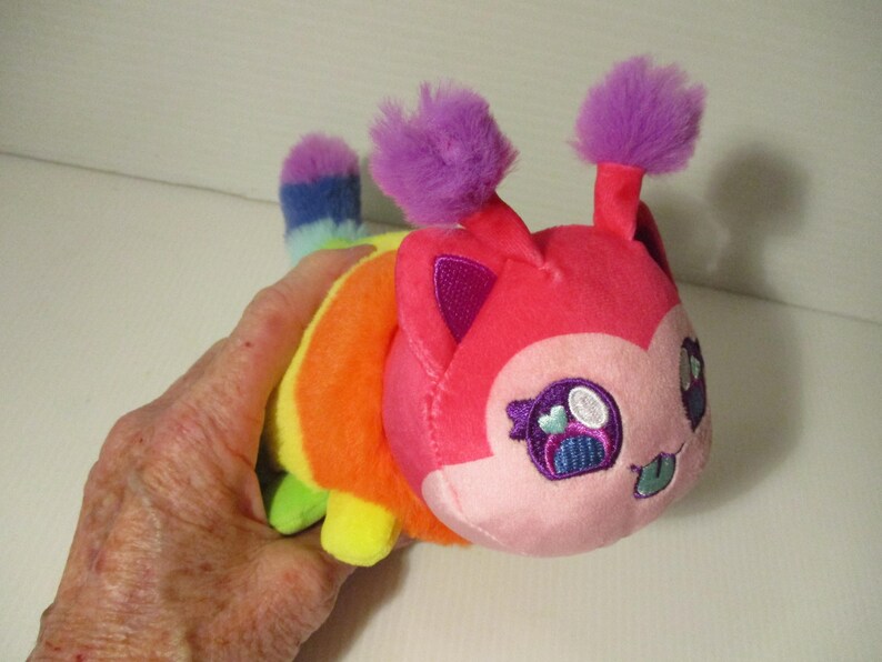 Aphmau MeeMeows 8" Long Caterpillar Cat Mystery Safari Series Rainbow Plush immagine 7