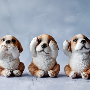 Può includere: Tre piccole statuine di cani in ceramica marrone e bianca. I cani sono seduti e ognuno ha una posa diversa: uno si copre gli occhi, uno si copre le orecchie e l'ultimo si copre la bocca. Le statuine rappresentano il detto "Non vedere il male, non ascoltare il male, non dire il male."